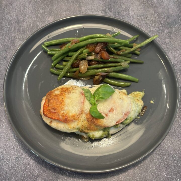 Chicken, Pesto & Mozzarella with Sautéed Green Beans