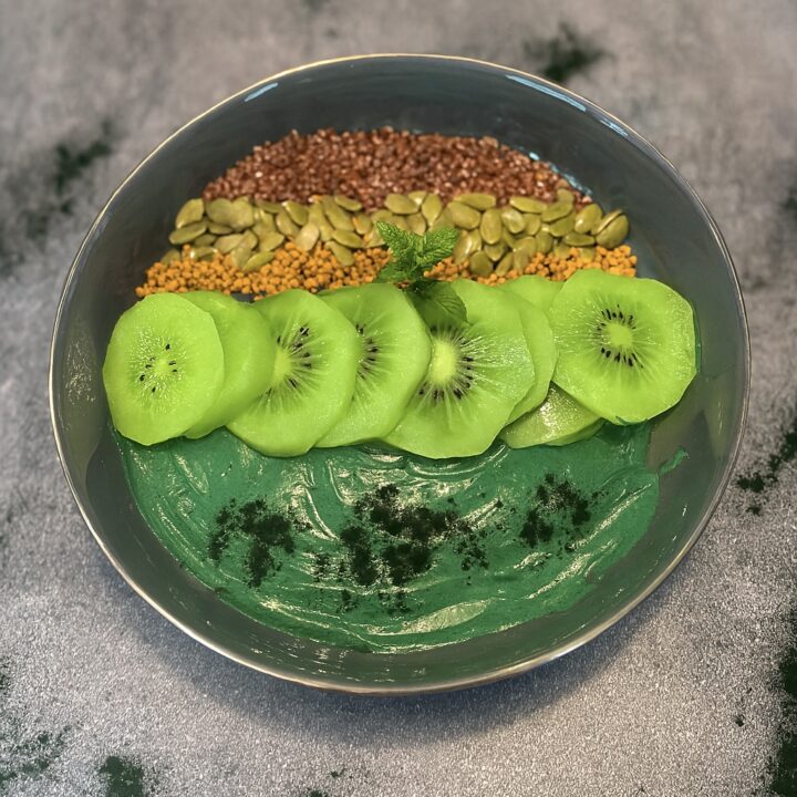 Spirulina Breakfast Bowl